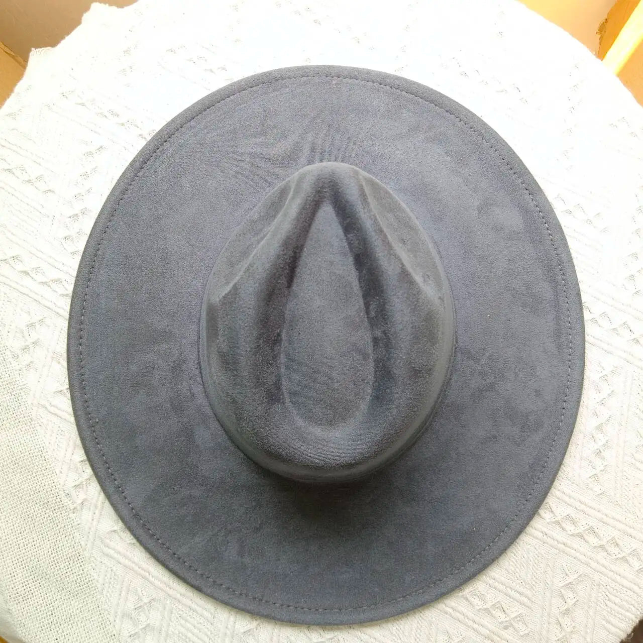 Le Fedora Élégance Intemporelle – Un Must-Have pour Homme et Femme