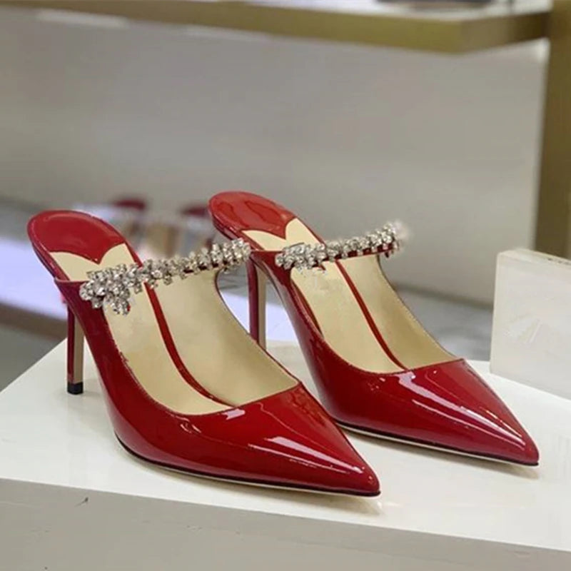 Hauts Talons pointus en cuir verni pour femmes avec chaine en biscuits Nouveauté  2025