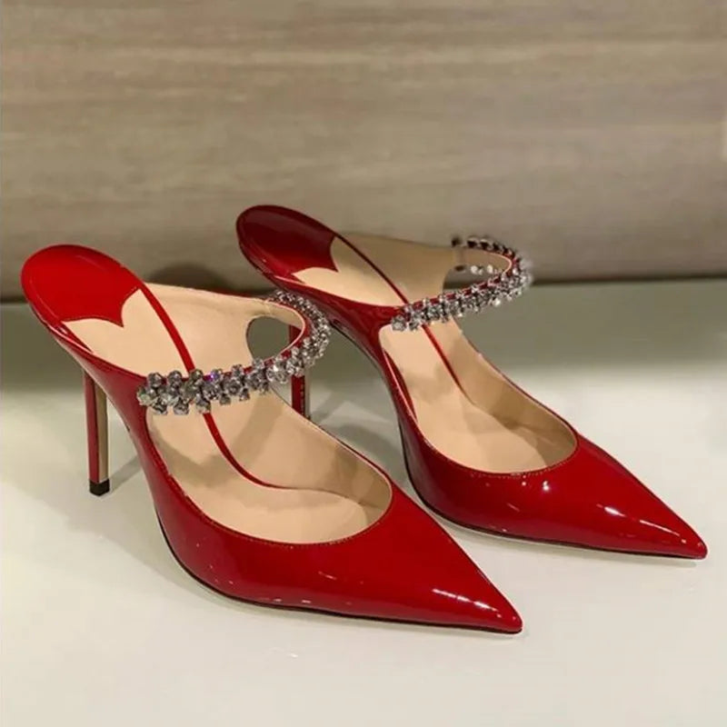 Hauts Talons pointus en cuir verni pour femmes avec chaine en biscuits Nouveauté  2025